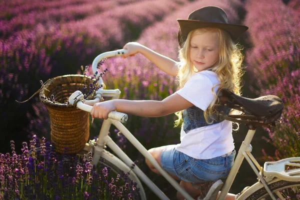 Jähriges Mädchen Auf Fahrrad Lavendelfeld Abendsonne — Stockfoto