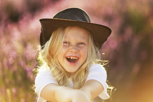 Sarışın Yaşındaki Kız Güneşli Bir Günde Gülümser — Stok fotoğraf