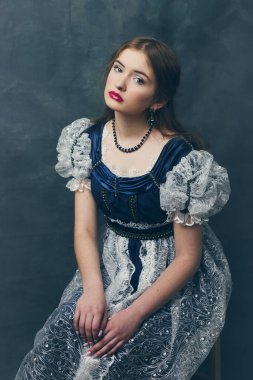 Naiplik dönemi moda elbisesi genç model prenses