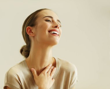 Renk arkaplanının yanında gülümseyen kadın portresi