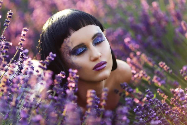 Creative Make Fashion Model Lavender Field — 스톡 사진