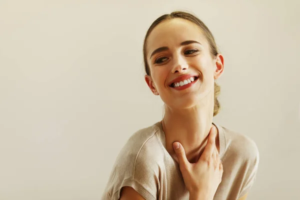 Porträt Einer Lächelnden Frau Die Neben Farbigem Hintergrund Posiert — Stockfoto