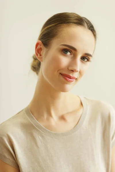 Retrato Una Hermosa Mujer Con Pelo Rubio Sonriendo Posando Junto —  Fotos de Stock