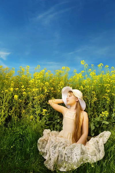 Beautiful Little Girl Summer Hat Flower Field Blue Sky — Stockfoto