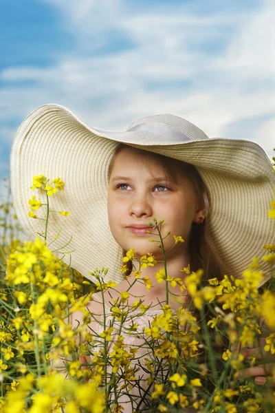 Beautiful Little Girl Summer Hat Flower Field Blue Sky — Stock Fotó