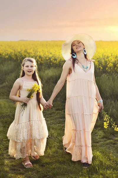 Mother Daughter Walking Summer Flower Meadow — Stock Photo, Image