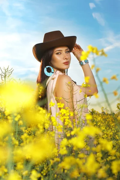 Beautiful Woman Rapeseed Field Sunny Day Wearing Cowboy Hat — ストック写真