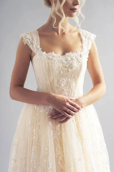 Портрет Молодої Жінки Весільній Сукні Над Сірим Фоном Студійний Знімок — стокове фото
