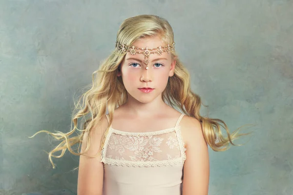 Belle Petite Fille Portrait Cheveux Venteux Blond Avec Diadema — Photo