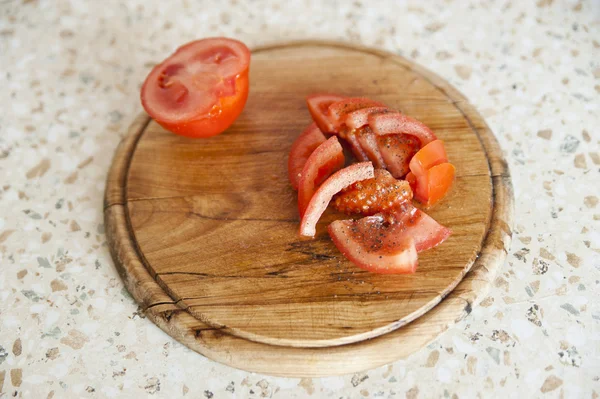 Φέτες ντομάτα σε ένα ξύλο κοπής — Φωτογραφία Αρχείου