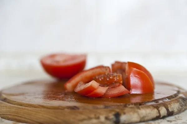 Pomodoro affettato su un tagliere — Foto Stock