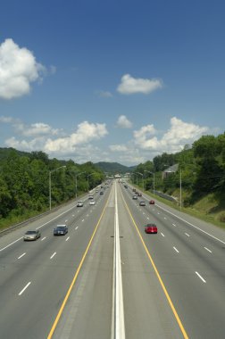 Orta Gün Trafik ile Altı Lane Karayolu