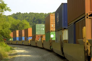 Yük Treni Malları Pazara Taşıyor