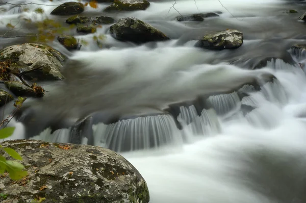 Büyük Dumanlı Dağlar Milli Parkı'nda Sonbaharda Küçük Güvercin Nehri — Stok fotoğraf