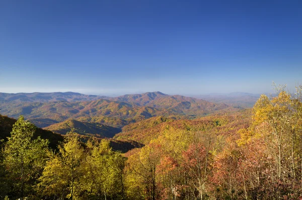 Cherohala Skyway Outono vista panorâmica no Tennessee, EUA . — Fotografia de Stock