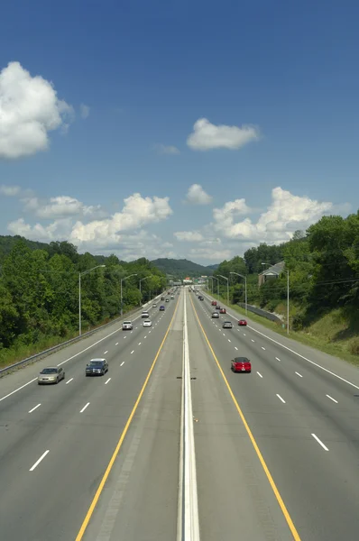 Carretera de seis carriles con tráfico de medio día Imágenes De Stock Sin Royalties Gratis