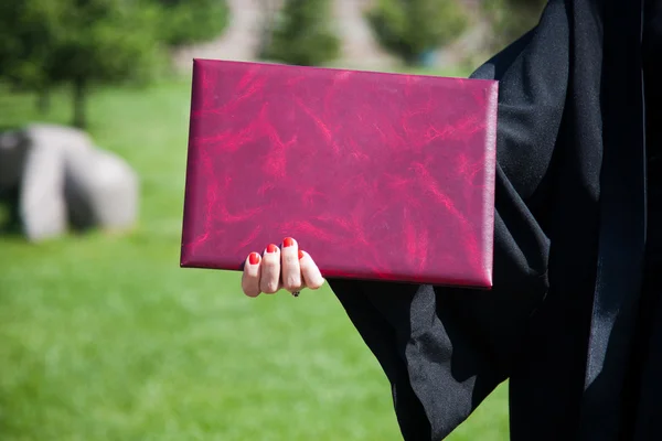 O diploma em uma mão — Fotografia de Stock