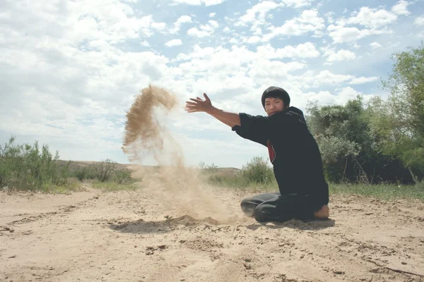 The guy throws sand — Stock Photo, Image