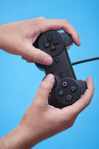 bir joystick ile oyun oynamak