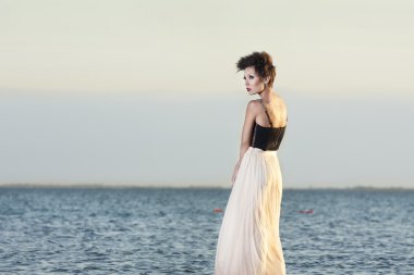 güzel bir kız yalnız