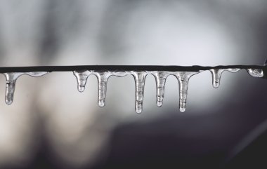 buz sarkıtları tel üzerinde