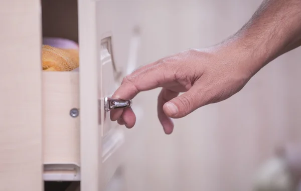 el bir dosya dolabı açar