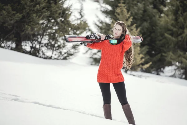Mulher com esqui — Fotografia de Stock
