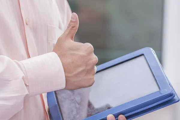 Hand holding a tablet computer — Stock Photo, Image