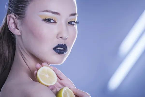 Flicka med citron — Stockfoto