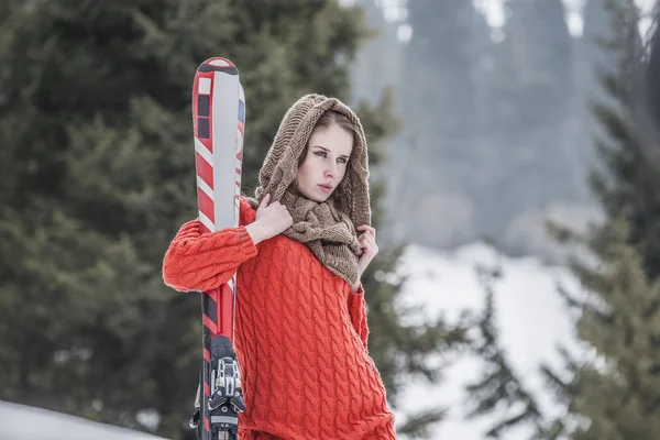 Femme avec ski — Photo