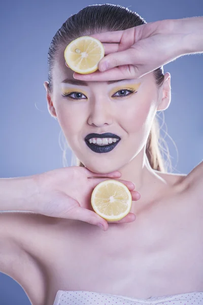 Dziewczyna z cytryną — Zdjęcie stockowe