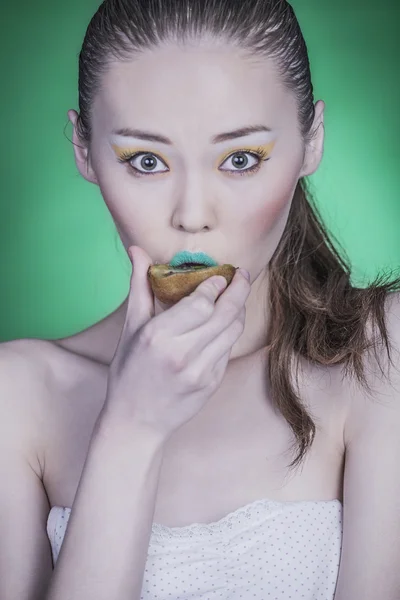 Girl with Kiwi — Stock Photo, Image