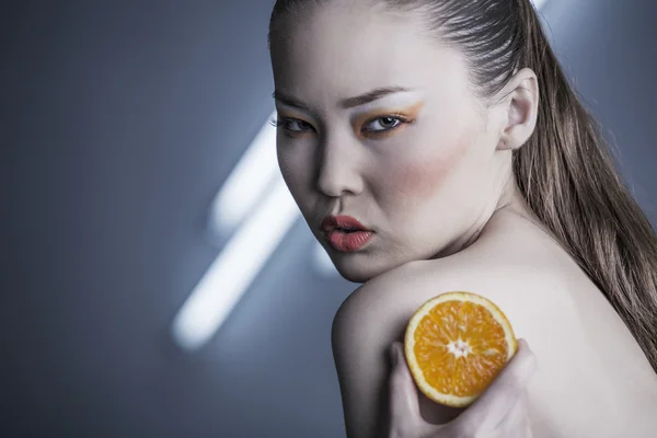 Meisje met oranje — Stockfoto