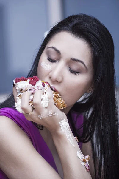 Девушка ест торт — стоковое фото