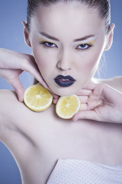 Ragazza con limone — Foto Stock