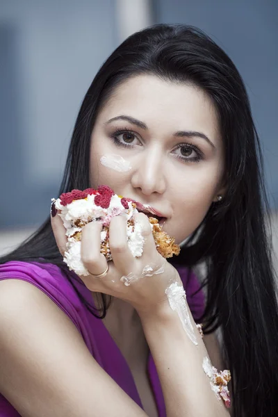 Girl eats Cake — Stock Photo, Image