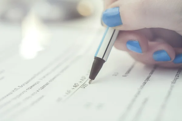 Hand with pen — Stock Photo, Image