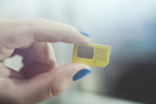 SIM kartla birlikte el