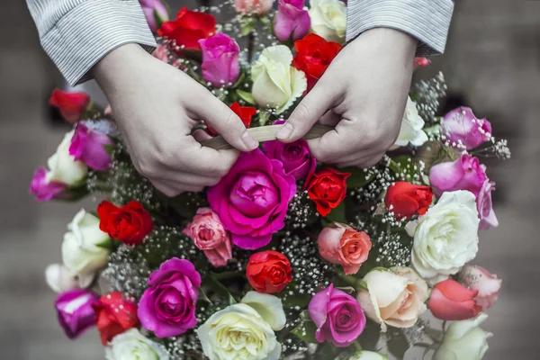 Hand mit Blume — Stockfoto