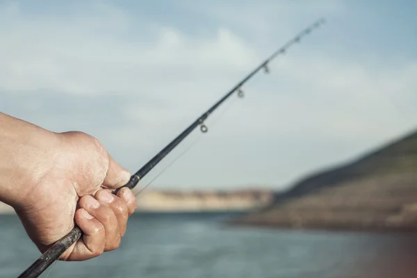 Hand met vissen Pole — Stockfoto