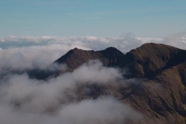İnanılmaz 6K Timelapse video görüntüsü yukarıdan hareket eden bulutların oluşturduğu zorlu hava koşullarında nefes kesici manzaralar McGillycuddy Reeks, Killarney, Kerry, İrlanda