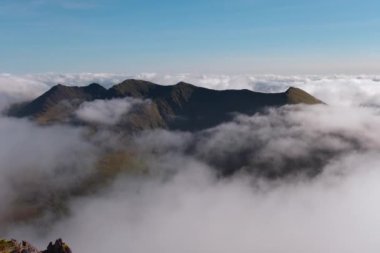 İnanılmaz 6K Timelapse video görüntüsü yukarıdan hareket eden bulutların oluşturduğu zorlu hava koşullarında nefes kesici manzaralar McGillycuddy Reeks, Killarney, Kerry, İrlanda
