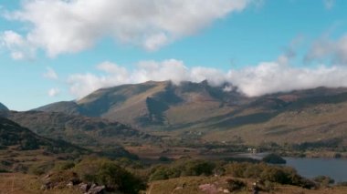 Hareketli bulutların ve gölgelerin, Kerry dağlarının, Kerry Halkasının, İrlanda 'nın Halkası' nın güzel 4K zaman dilimi videosu.