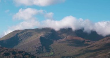 Hareketli bulutların ve gölgelerin, Kerry dağlarının, Kerry Halkasının, İrlanda 'nın Halkası' nın güzel 4K zaman dilimi videosu.