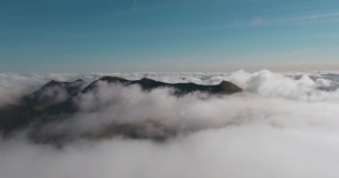 McGillycuddy Reeks, Killarney, Kerry, İrlanda 'daki dağların arasında hareket eden bulutları gösteren şaşırtıcı 4K hava zaman aralığı videosu