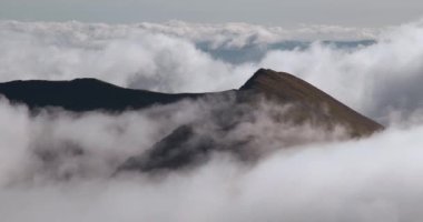 McGillycuddy Reeks, Killarney, Kerry, İrlanda 'daki dağların arasında hareket eden bulutları gösteren şaşırtıcı 4K hava zaman aralığı videosu