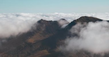 McGillycuddy Reeks, Killarney, Kerry, İrlanda 'daki dağların arasında hareket eden bulutları gösteren şaşırtıcı 4K hava zaman aralığı videosu