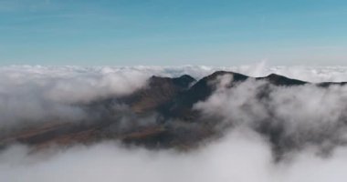 McGillycuddy Reeks, Killarney, Kerry, İrlanda 'daki dağların arasında hareket eden bulutları gösteren şaşırtıcı 4K hava zaman aralığı videosu