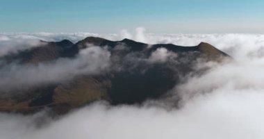 McGillycuddy Reeks, Killarney, Kerry, İrlanda 'daki dağların arasında hareket eden bulutları gösteren şaşırtıcı 4K hava zaman aralığı videosu