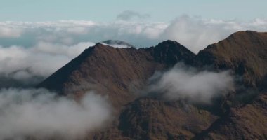 McGillycuddy Reeks, Killarney, Kerry, İrlanda 'daki dağların arasında hareket eden bulutları gösteren şaşırtıcı 4K hava zaman aralığı videosu